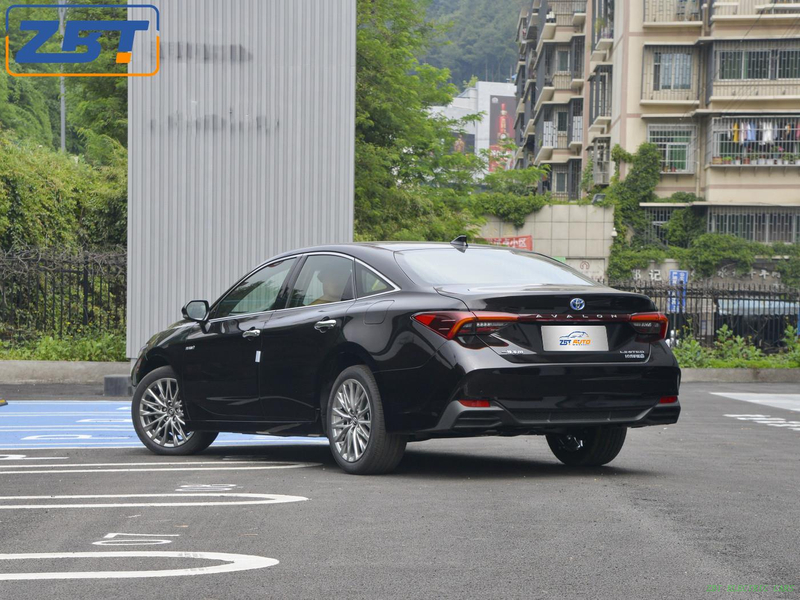 Бензиновый седан Toyota Avalon
