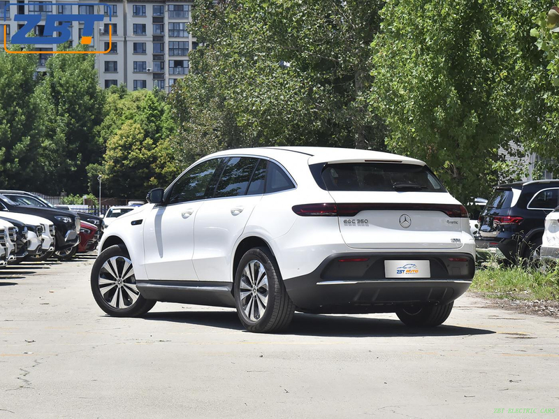 Электрический внедорожник Mercedes Benz EQC400
