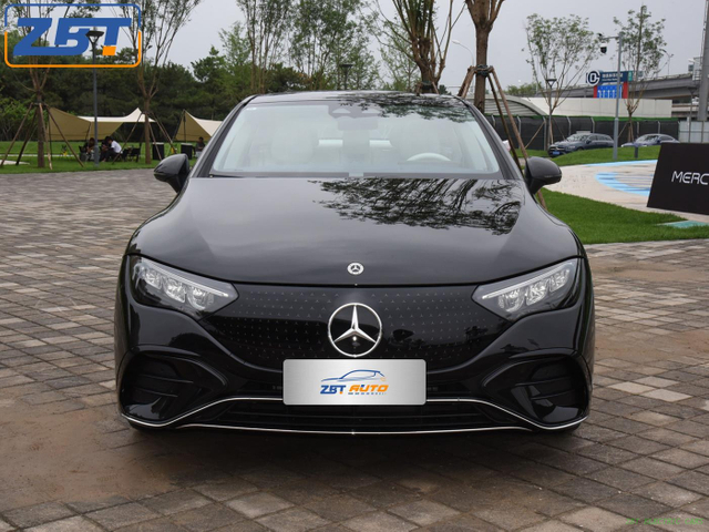 Электрический внедорожник Mercedes Benz EQE 350