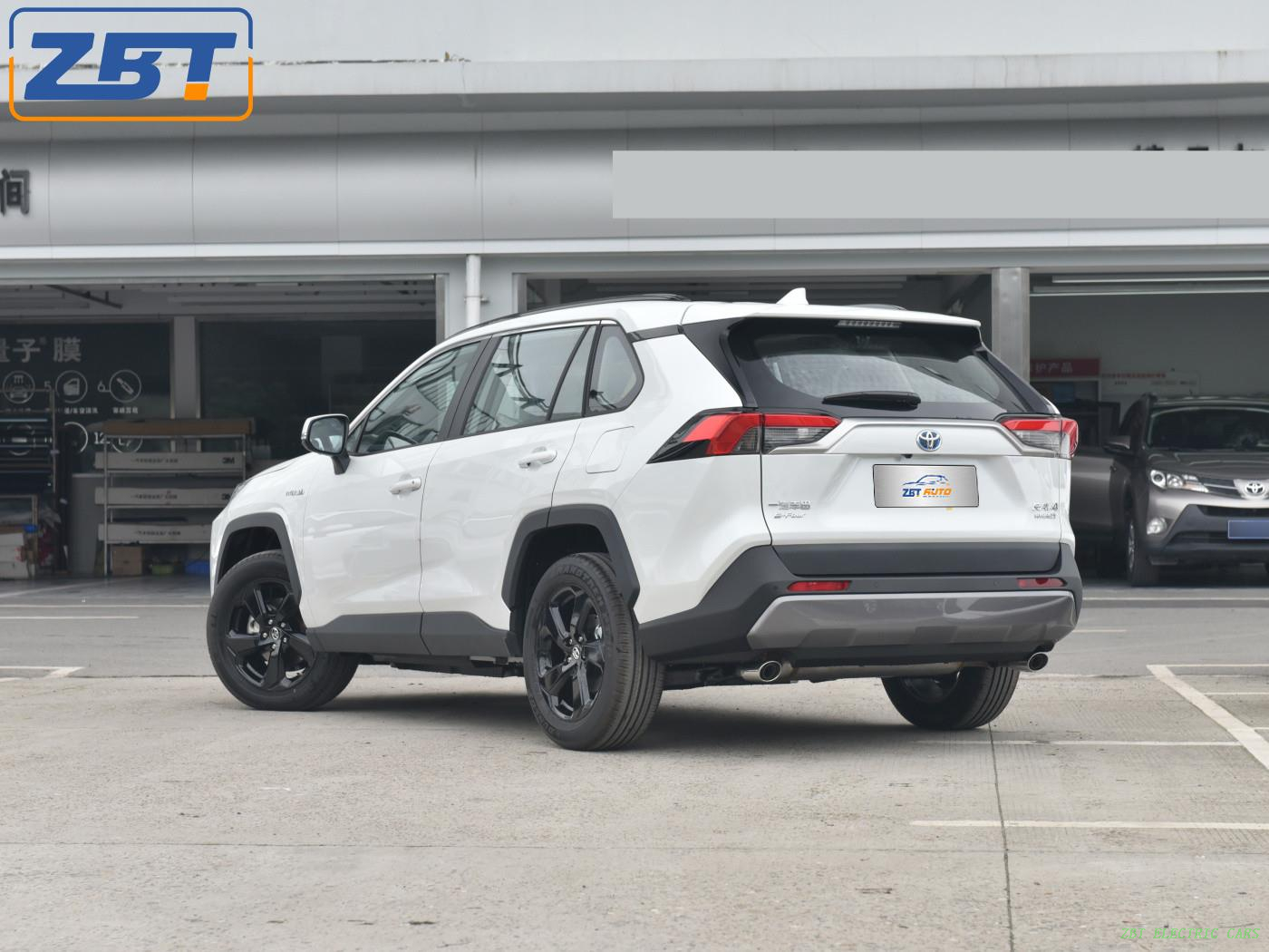 Бензиновый внедорожник Тойото РАВ4