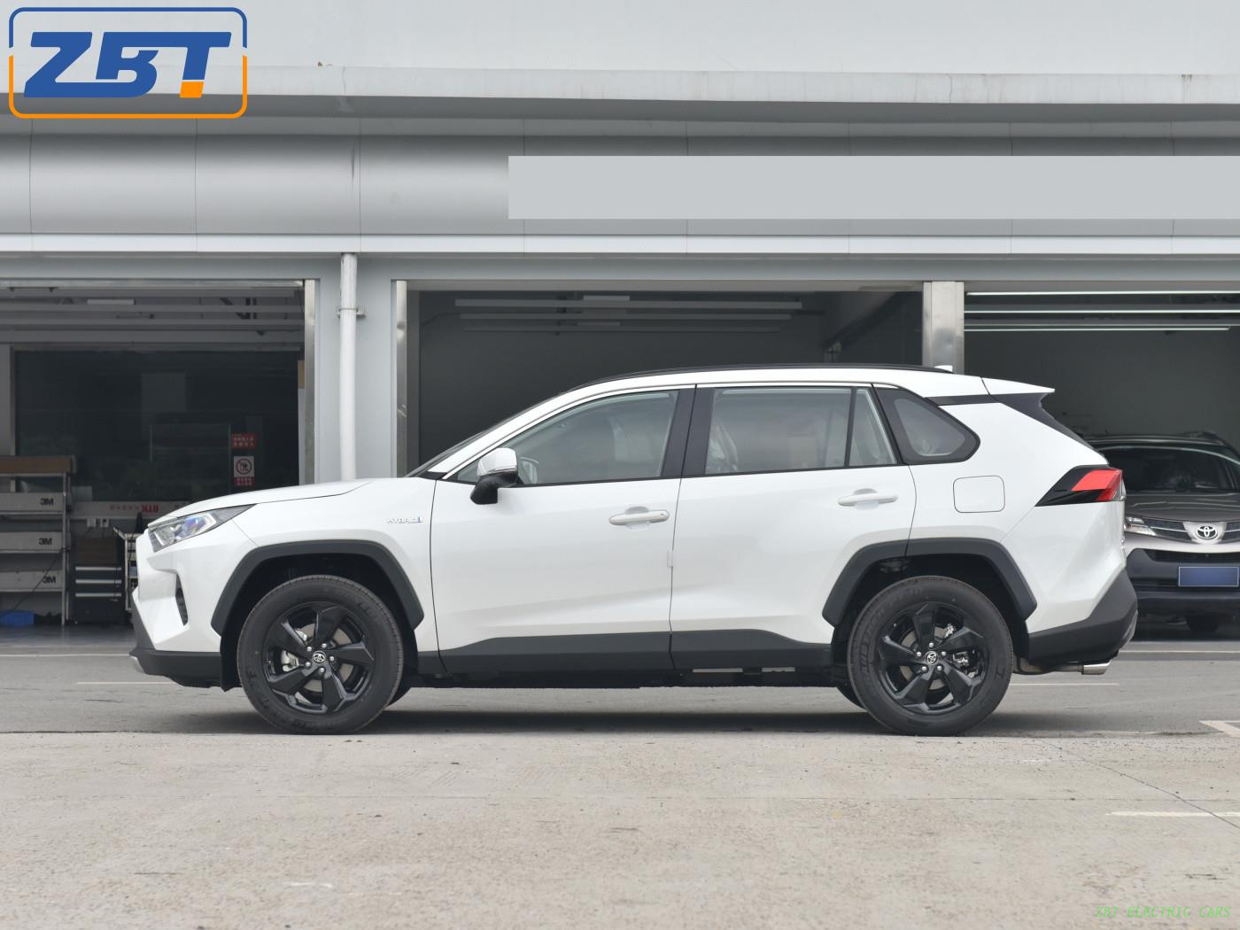 Бензиновый внедорожник Тойото РАВ4