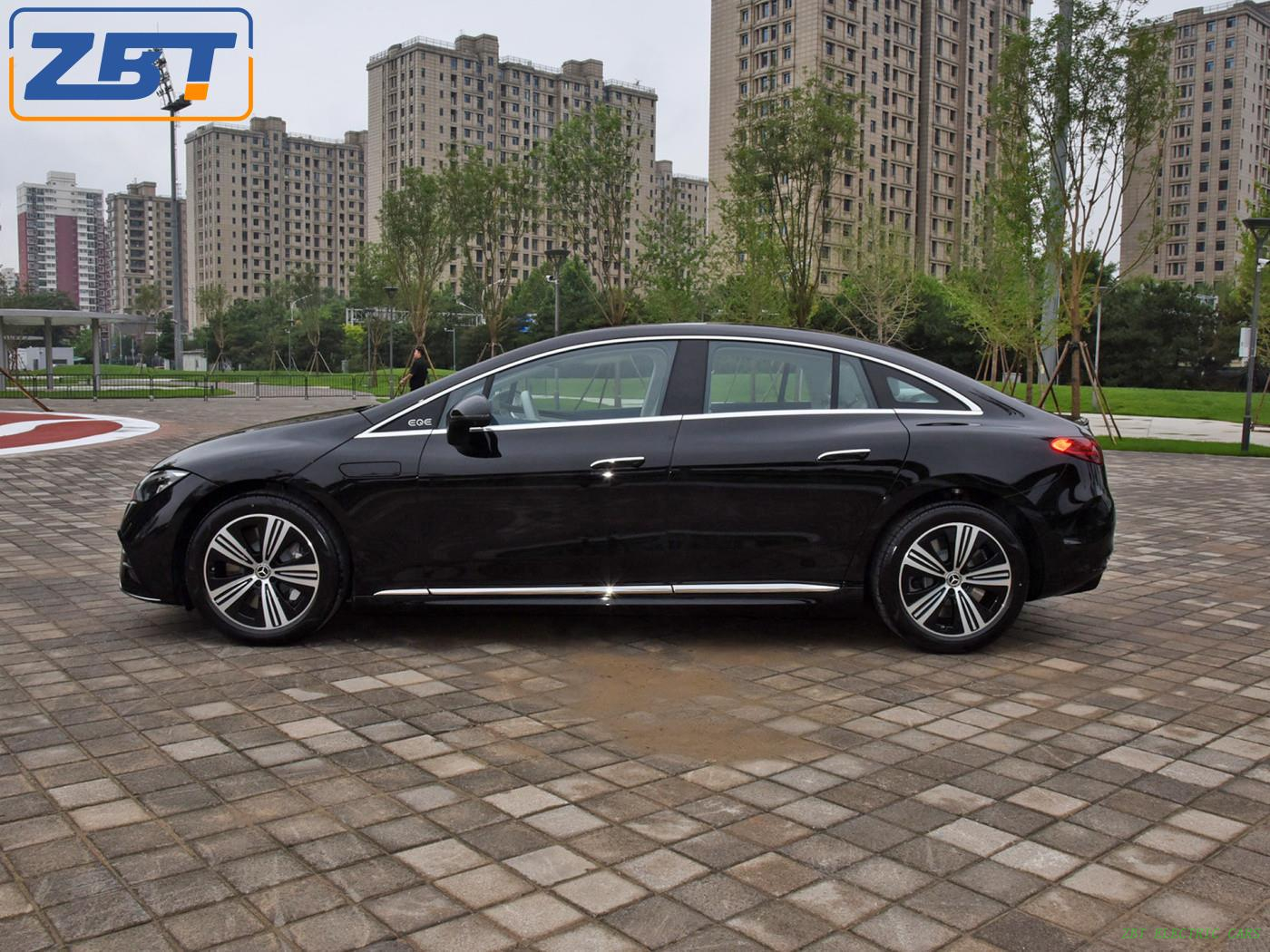 Электрический внедорожник Mercedes Benz EQE 350