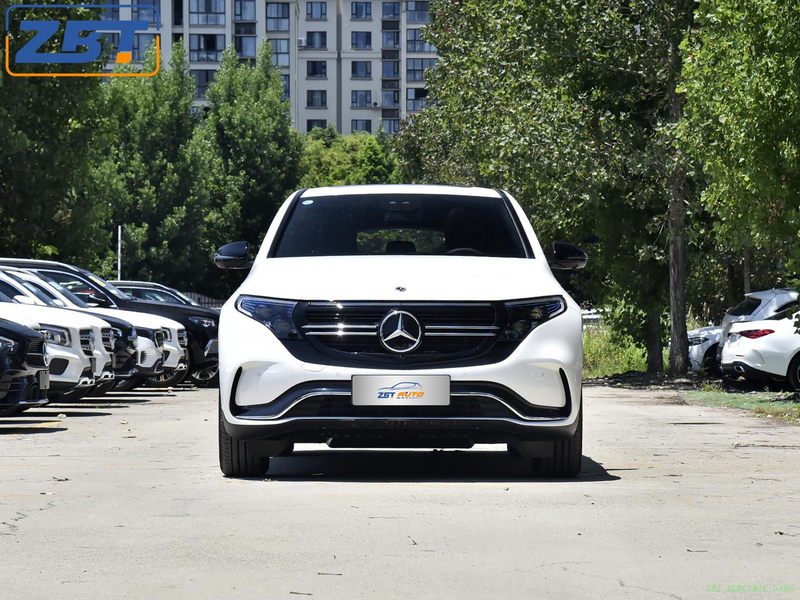 Электрический внедорожник Mercedes Benz EQC400