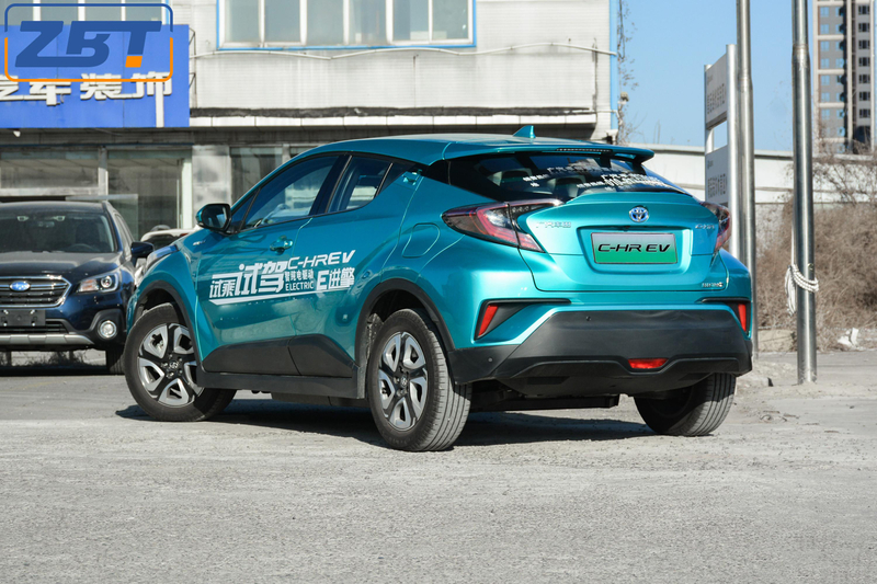 Электрический компактный внедорожник Toyota C-HR