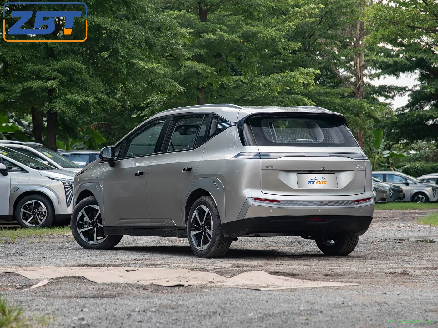 Электромобиль AION Y New Energy Hybrid SUV 2025 года