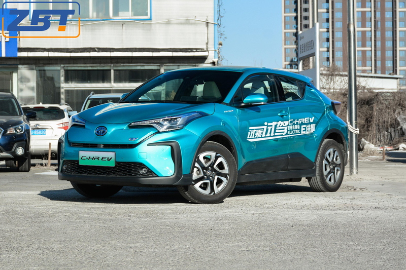Электрический компактный внедорожник Toyota C-HR