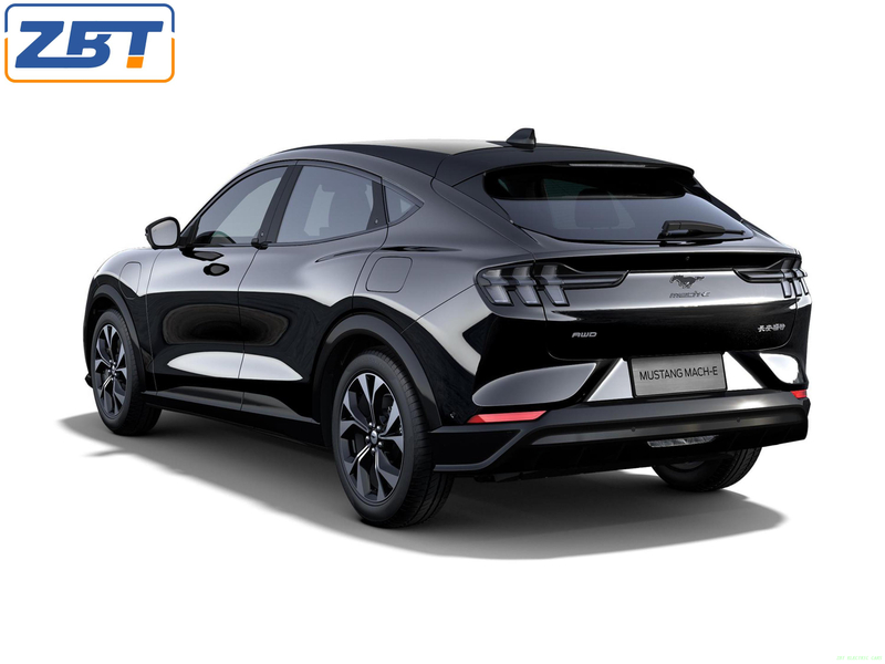 Электрический внедорожник Mustang Mach-e черного цвета