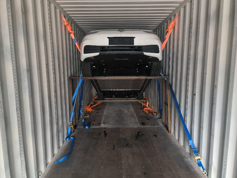 Наша компания Fuzhou AutoZBT экспортирует автомобили на новых источниках энергии посредством загрузки контейнеров.