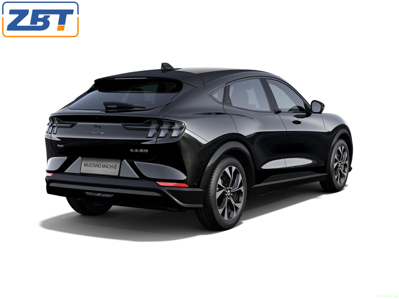 Электрический внедорожник Mustang Mach-e черного цвета