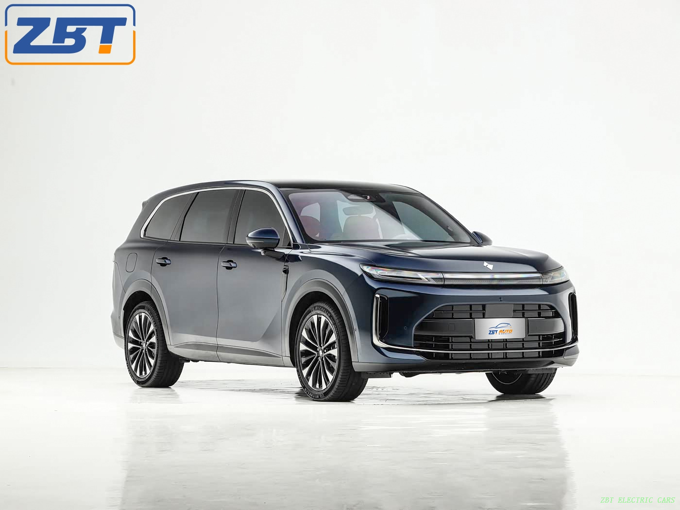 Бензиновый внедорожник Wuling Huajing S, работающий на топливе