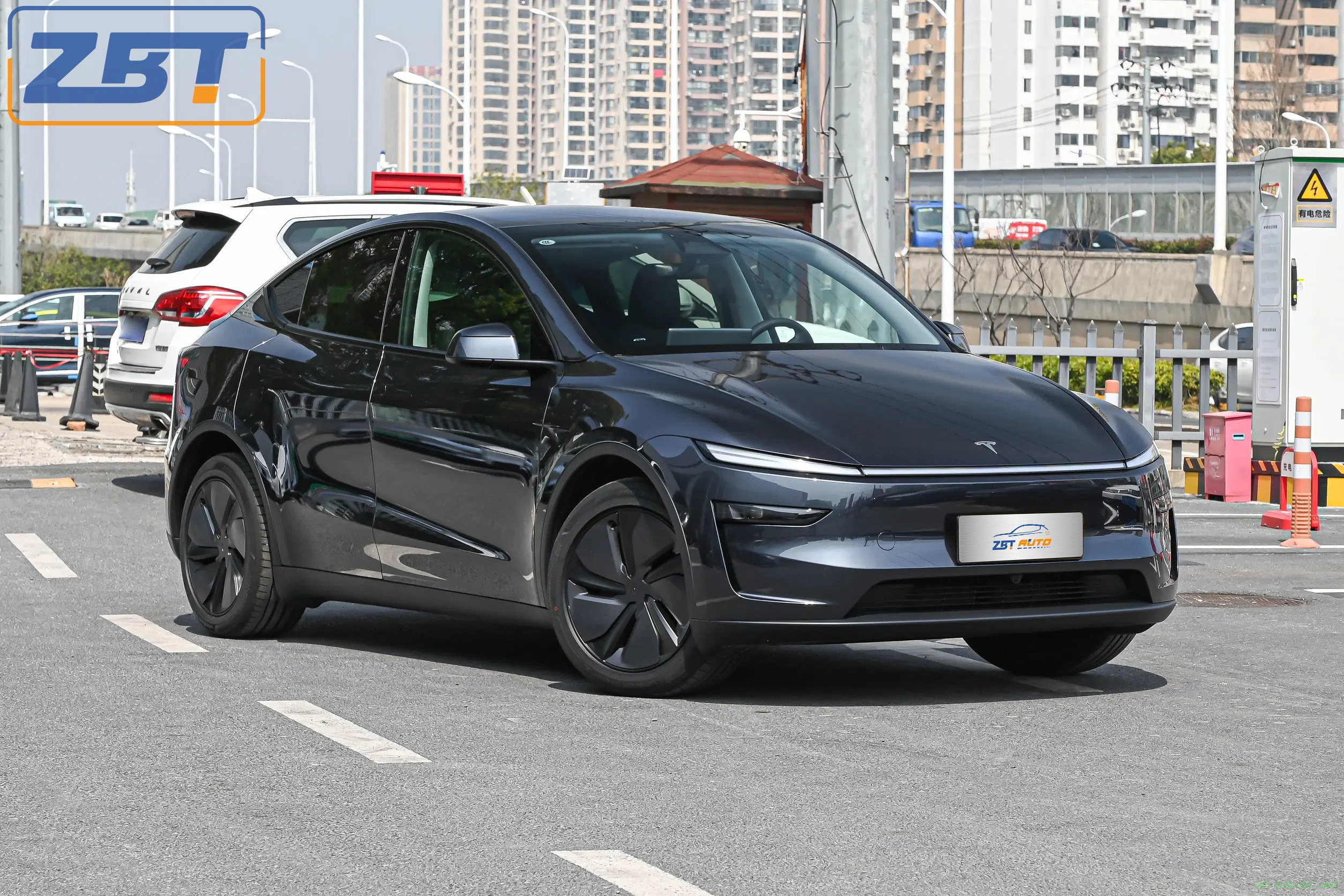 Модель Y+ New Energy Hybrid SUV. Цена в США: 45 599,00–45 999,00 долларов США.