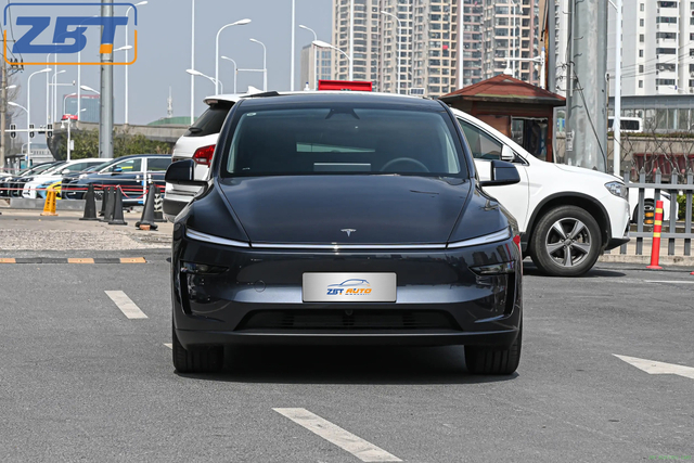 Модель Y+ New Energy Hybrid SUV. Цена в США: 45 599,00–45 999,00 долларов США.