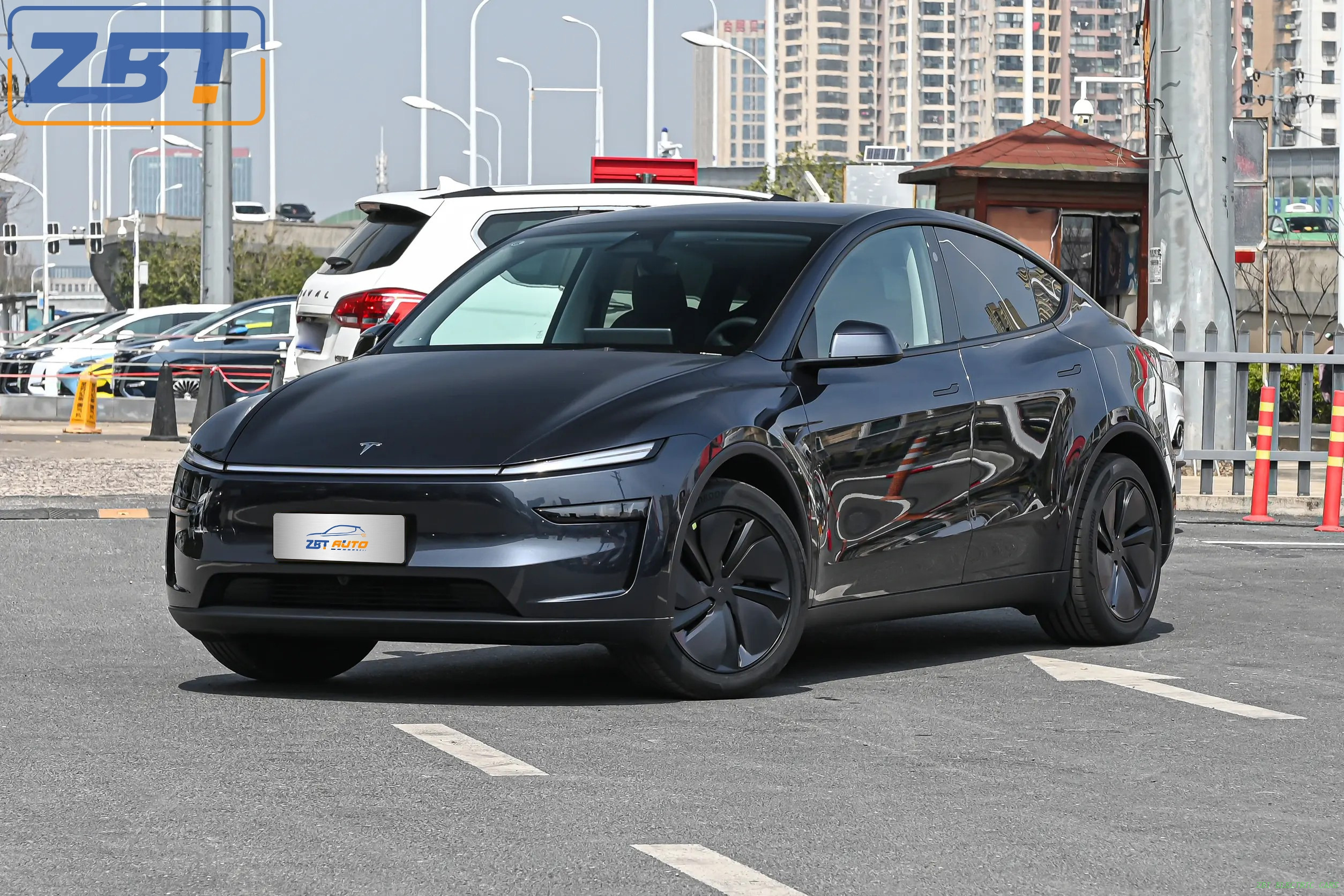Модель Y+ New Energy Hybrid SUV. Цена в США: 45 599,00–45 999,00 долларов США.