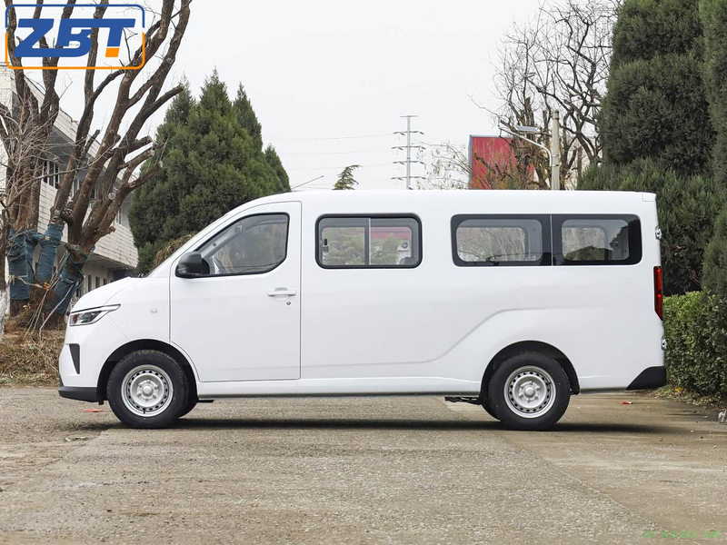Малый пассажирский автомобиль с бензиновым двигателем Wuling Yangguang, топливный автомобиль