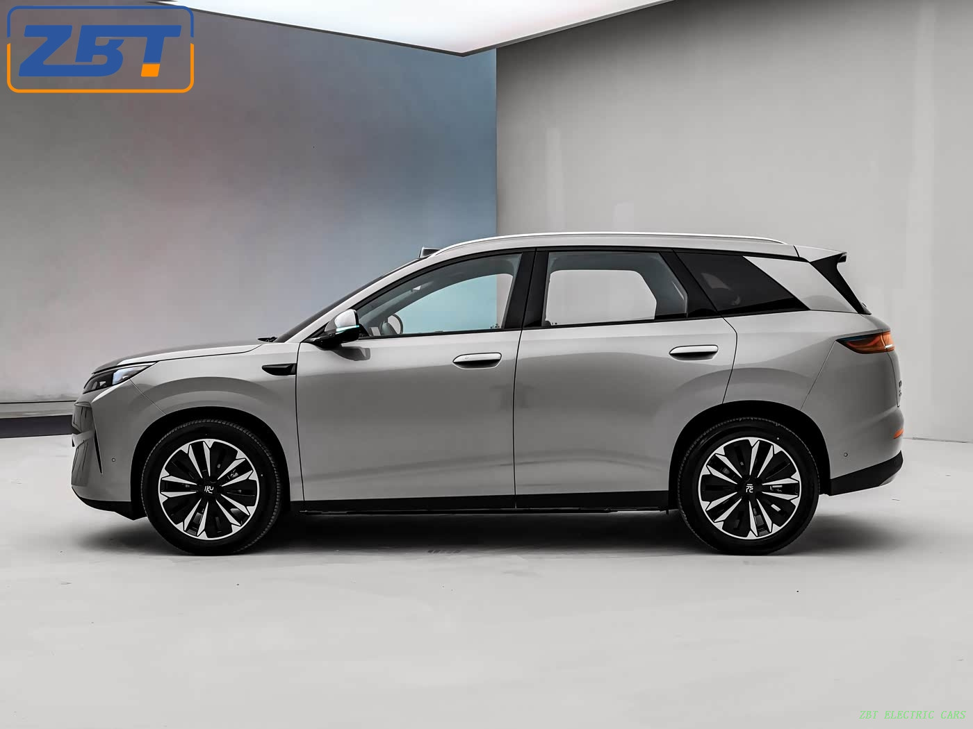 Бензиновый внедорожник BYD 3RD YUAN PLUS, работающий на топливе