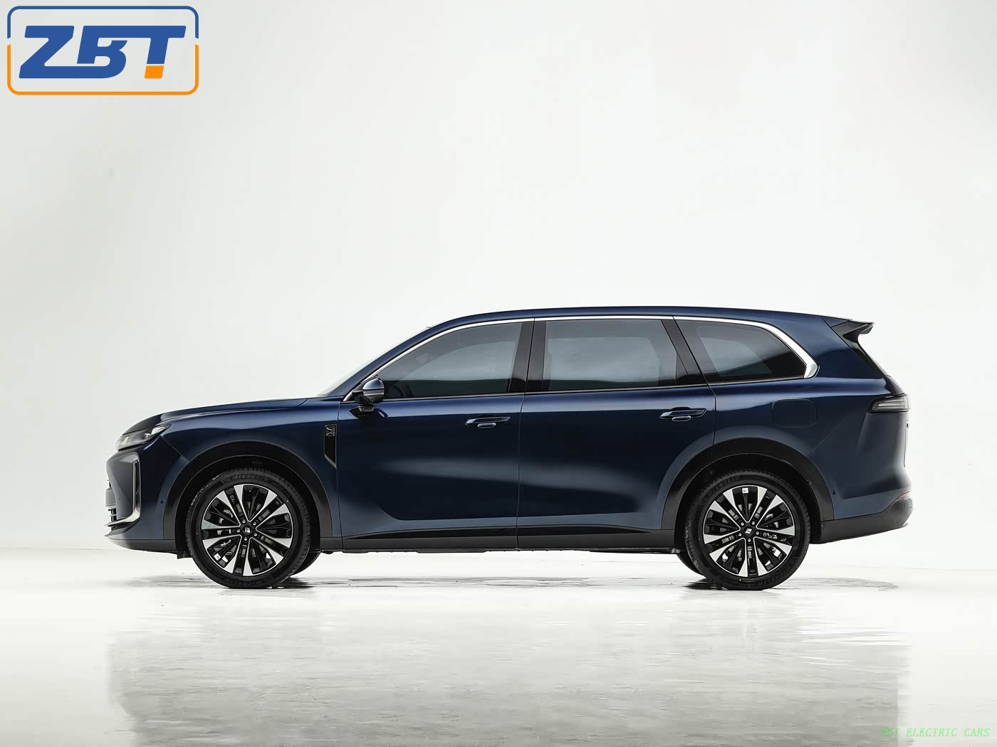 Бензиновый внедорожник Wuling Huajing S, работающий на топливе