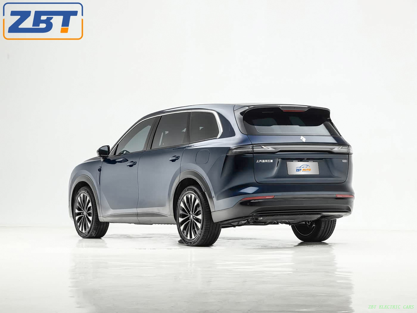 Бензиновый внедорожник Wuling Huajing S, работающий на топливе